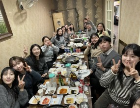 이번 홈커밍데이는 따봉 시래기에서 열렸어요!
졸업하신 선배님들과 함께 정겨운 식사를 하며 의미 있는 이야기를 나눌 수 있는 시간이었답니다 :)식사 후에는 호맥에 들러 간단히 술 한잔하며 즐거운 분위기를 이어갔어요!﻿ 