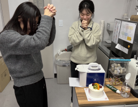 이소정 언니 생일을 맞아 함께 축하하는 자리를 가졌습니다.
새벽에 진행된 케이크 파티에는 많은 인원이 함께하지는 못했지만, 생일 당일에는 두루치기집에서 모두 함께 모여 생일을 축하했습니다.&nbsp;처음에는 생일날 두루치기집이 의아했는데, 알고 보니 완전 맛집이었습니다..!!!
이소정 언니 생일 축하드려요~!