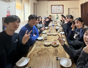 박유진 언니와 다 함께 회식했어요!
교수님 추천 맛집 사랑방손칼국시에서 든든하게 먹고 즐거운 시간 보냈습니다.
언니가 떠난다니 많이 아쉽지만, 앞으로의 새로운 길도 진심으로 응원해요♥&nbsp;&nbsp;