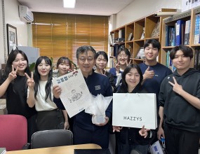 스승의날을 맞아 교수님께 감사한 마음을 담아 작은 선물과 함께 롤링페이퍼를 준비해 드렸습니다~
짧은 시간이었지만 정성을 담아 마음을 전할 수 있어 참 뜻깊은 하루였어요 :)
롤링페이퍼의 일러스트는 학부연구생 임지아 학생이 예쁘게 그려주었답니다!
